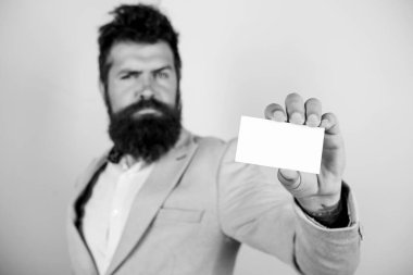 Her ihtimale karşı. Kişisel asistanım. İş için banka hizmetleri. Kartvizit tasarımı. Beni aramaktan çekinme. İş adamının elinde boş bir kart var. Sakallı adam kart kopyalama alanı göster. Acil hat numarası. Ara beni.