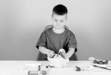 Steteskoplu çocuk doktoru. Hastane. İlaç ve sağlık. Hemşire laboratuvar asistanı. Aile doktoru. Tedavi reçetesi. Çocuk doktoru stajyeri. Tıp üniformalı küçük bir çocuk. tıp konsepti