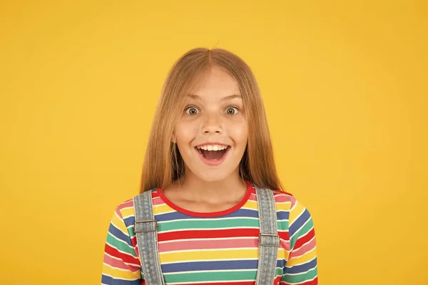 Glad barndag. barndoms lycka. Glada hipster flicka färgglada kläder. optimistiskt koncept. liten flicka gul bakgrund. sommarens barnmode. Ungen positivt humör. Lyckoporträtt av barn — Stockfoto