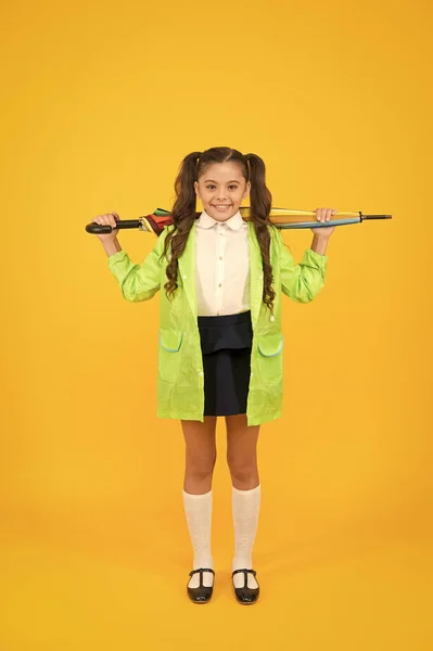 Warten auf Regentage. Schulmädchen stylisches kleines Kind mit Regenschirm tragen wasserdichten Regenmantel. Herbstregen. zur Schule gehen. wasserfeste Kleidung. Regenfeste Kleidung. Der Regen ist vorbei. Herbstregen — Stockfoto