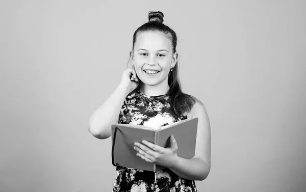 Anota secretos en un lindo diario femenino. Guardando secretos aquí. Guardando sus secretos en el diario. Niño linda chica mantenga bloc de notas o diario fondo azul. Recuerdos de la infancia. Diario para el concepto de niñas —  Fotos de Stock