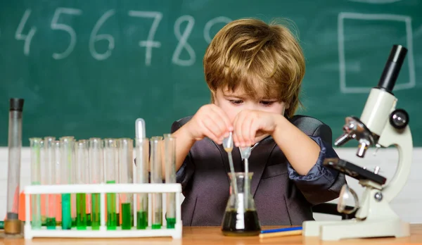 Wissenschaftliche Experimente mit Mikroskop im Labor. Kinderwissenschaftler, der Naturwissenschaften studiert. Biologiewissenschaft. Kleiner Junge macht naturwissenschaftliche Experimente. Kleiner Junge beim Unterricht. Forschungen im Labor — Stockfoto