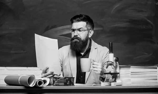 Leseaufsatz. Schöner Lehrer entspannt sich. Der bärtige Lehrer trinkt Tee. Selbstversorgung und Life Balance. Kaffee Koffein. Entspannungskonzept. College und Gymnasiallehrer — Stockfoto