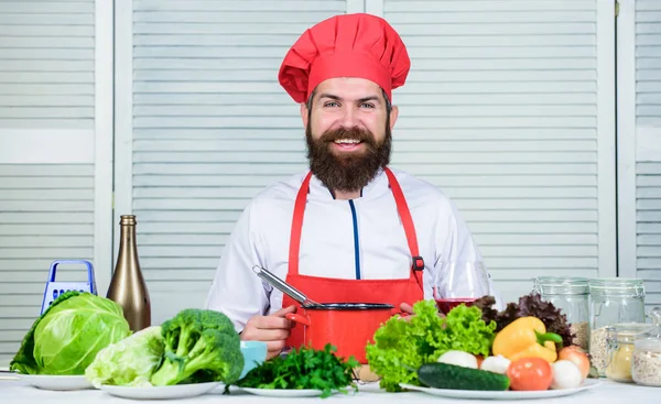 Vegetarisk sallad med färska grönsaker. Kulinariska rätter. Vitamin. Hälsosam mat. Gammal hipster med skägg. Glad skäggig man. Kockrecept. Ekologisk kost. Sorgligt kul. — Stockfoto