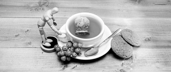 Ένα φλιτζάνι τσάι σε μπλε φόντο από κοντά. Γκουρμέ γεύση. Καφέ μενού. Τσάι από μούρα. Κεραμικό φλιτζάνι ζεστό φρέσκο τσάι ρόφημα. Πιείτε αρωματικό ρόφημα βατόμουρο. Παραδοσιακές θεραπείες υγειονομικής περίθαλψης — Φωτογραφία Αρχείου