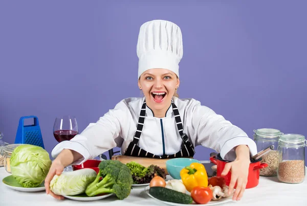 Bränn kalorier. Kock färska och läckra grönsaker för matlagning. Koka färska grönsaker. Lycklig kock kvinna. kulinariska och köket. Att vara riktigt professionell. miljövänliga produkter för matlagning — Stockfoto