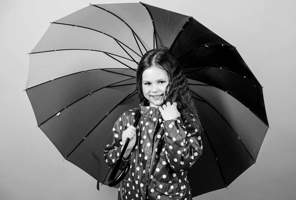 쾌활하고 명랑 한 성격의 어린이. 비를 막아주는 장치. 레인보우. 가을 패션. 화려 한 우산을 두른 행복 한 어린 소녀. 비옷 입은 작은 소녀. 믿을 수없는 아름다움 — 스톡 사진