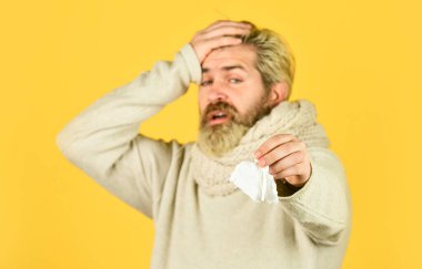 Çin 'den gelen koronavirüs. Salgına karşı bağışıklık. hippi burnu kâğıda sümkürdü. Alerji konsepti. Ev tedavisi. Vahşi sakallı adamın burnu akıyor. Grip ve virüs enfeksiyonu belirtileri. seçici odak