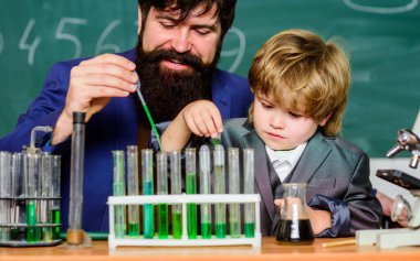 Tecrübe yoluyla bilgi edinen zihinsel süreç. Okula dönelim. Bilişsel beceriler. Öğretmen çocuk test tüpleri. Kimya deneyi. Bilişsel süreç. Çocukların bilişsel gelişimi
