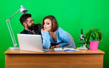 Onu cinsel olarak heyecanlandırıyor. Olgun öğretmen ve çekici öğrenci. Kışkırtma konsepti. Özel ders. Öğretmenle flört etmek. Öğrenci şehvetli seksi kız ve deneyimli öğretmen. Zevk öğretiyorum