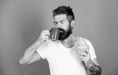 Tadına bak. Sağlıksız ama lezzetli bir kahvaltı. Mükemmel eşleşme. Aç hissediyorum. Sakallı hippi kahvaltıda kahve içer. Sabah geleneği. Taze pişmiş kruvasan. Nefis kahvaltı.