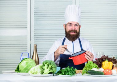 Mutlu sakallı adam. Şef tarifi. Mutfak mutfağı. Vitamin. Taze sebzeli vejetaryen salatası. Diyet organik gıda. Sağlıklı yemek pişirme. Sakallı, olgun bir hippi. Bu mükemmel.