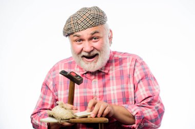 El yapımı konsept. Ayakkabı tasarlıyorum. İşçi ustası işçi. Ayakkabı tamircisi. Çekiç tamir ayakkabısı ustası. Özel yapım ayakkabılar. Beyaz arka planda aletlerle çalışan sakallı bir adam.