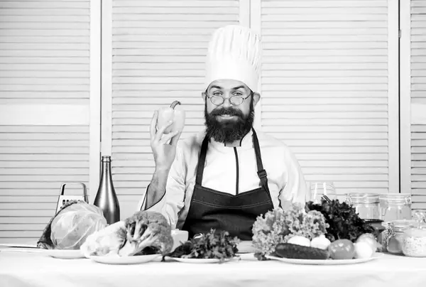 Dieta e alimentos orgânicos, vitamina. Cozinhar alimentos saudáveis. Homem barbudo cozinheiro na cozinha, culinária. Vegetariano. Chef maduro com barba. O chefe de chapéu. Receita de sabor secreto. Comida. — Fotografia de Stock