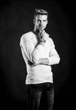 Kendinden emin, maço, lüks, siyah bir arka plan. Saatler uygundur. Statü ve itibar. Yakışıklı hippi kol saati takan bir adam. Pahalı bir aksesuar. Saat tamiri. Hediyelik eşya dükkanı