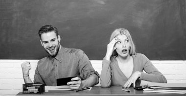 Üniversite okuyan arkadaşlar. Üniversite eğlencesi. Modern eğitim. Üniversitede eğleniyorum. Kolejin tadını çıkarıyorum. Kız ve erkek dertsiz tasasız sınıfta otururlar. Üniversitede ya da üniversitede okumak