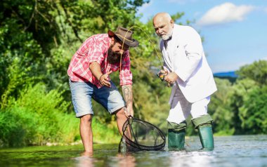 Aileden başka kimse yok. Mutlu balıkçı arkadaşlığı. İki erkek arkadaş birlikte balık tutuyor. Yakalama ve balık tutma konsepti. İş adamının uçan balık hobisi. emeklilik balıkçılığı. Emekli baba ve olgun sakallı oğul.