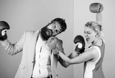 Cinsiyet savaşı. Cinsiyet eşit haklar. Cinsiyet eşitliği. Erkek ve kadın boks dövüşü. Birbirlerine aşık bir çift boksta yarışıyor. Çatışma konsepti. Aile kavgası. Boksörler eldivenlerle dövüşüyor. Hakimiyet kavramı