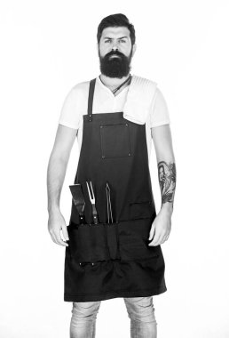 Profesyonel barbekü aleti. Sakallı hippi barbekü için önlük giyer. Kızartma ve ızgara yemek. Et pişiren bahşişler. Açık havada et kızartmak için aletler. Piknik ve barbekü. Biftek için eti nasıl seçersin?