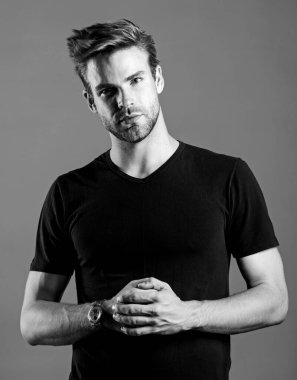 Dakik ol. Kendine güvenen maço lüks saat mavi arka plan. Saatler uygundur. Statü ve itibar. Yakışıklı hippi kol saati takan bir adam. Pahalı bir aksesuar. Saat tamiri