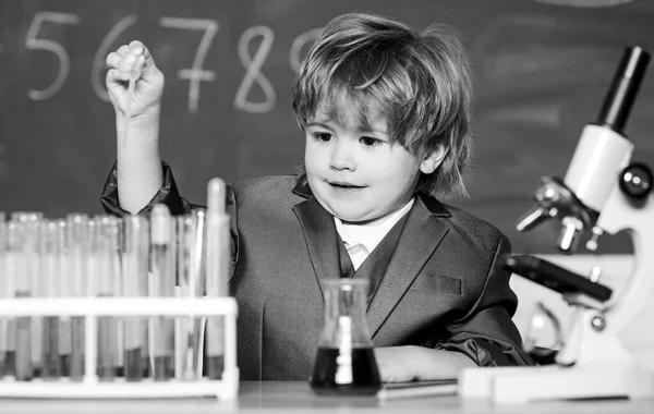 Biológia iskolai laborfelszerelés. tudós gyerek, aki tudományt tanul. Kisfiú az általános iskolában. Egy gyerek kémiát tanul az iskolai laborban. Kisfiú az órán. Vissza az iskolába. — Stock Fotó
