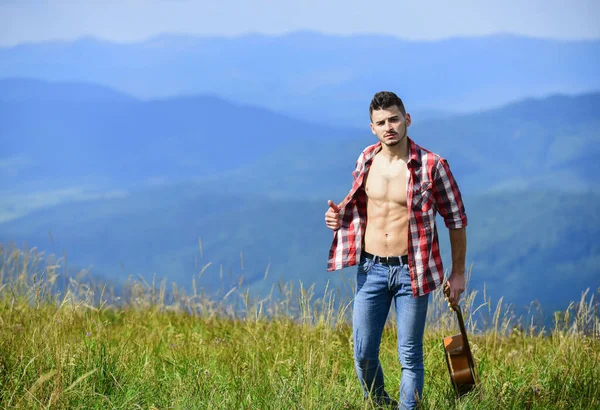 Schönheit der Natur. Auf der Suche nach Inspiration. Alleine zu Fuß. Mann mit Gitarre auf dem Gipfel des Berges. Urlaubsziele. Typische Wanderer genießen Natur pur. Frische Bergluft. Die Natur erkunden — Stockfoto