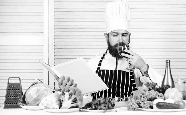 Cuisine culinary. Vitamin. Vegetarian salad with fresh vegetables. Dieting organic food. serious bearded man. chef recipe. Healthy food cooking. Mature hipster with beard. Online food — Stock Photo, Image