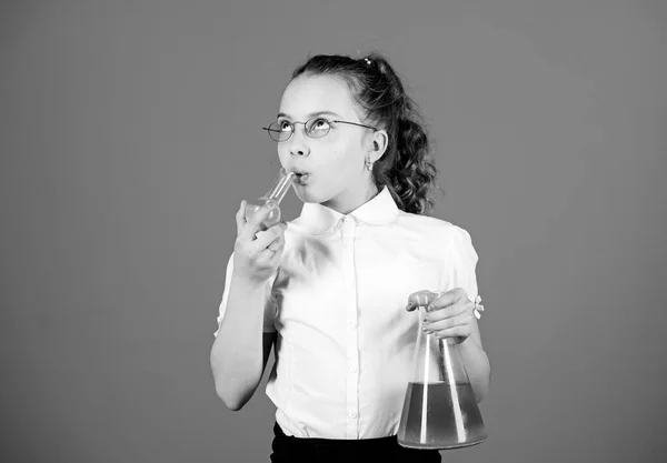 Safety measures. Knowledge and information. Experimenting a bit. Small kid study. Education concept. Chemistry fun. Basic knowledge. Knowledge day. Schoolgirl with chemical liquids. Education concept — Stock Photo, Image