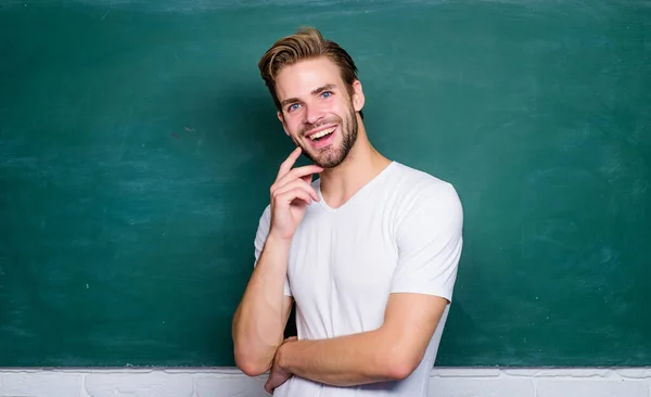 Maestro della semplificazione. Insegnante di uomo davanti alla lavagna. Torniamo a scuola. I vantaggi per l'insegnante elementare maschile sono abbondanti. Insegnare potrebbe essere piu 'divertente. Insegnante migliore amico degli studenti — Foto Stock