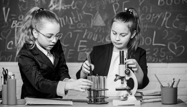 Gymnasieelever med fördjupade naturvetenskapliga studier. Privatskola. Kunskap om tvärgående molekylärbiologi och kemi. Skolprojektundersökning. Skolexperiment. Vetenskapligt koncept — Stockfoto