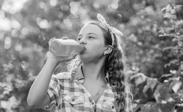 Only fresh. kid drink healthy juice. Organic food. little girl vegetable juice. Only natural rpoduct. drinking vitamin. spring weather. healthy food for children. happy little farmer — Stock Photo, Image