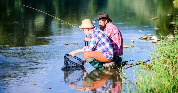 Aas en haak. Hobby en recreatie. Goed gevangen. Baard mannen die vissen. Familiedag. Geluk en bekwaam. Vissen met een vriend. Vrienden vangen vis. Mede vissers. Spinners en tackelen. Mooie vangst. — Stockfoto