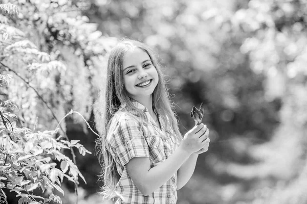 Des fleurs fraîches. L'été est arrivé. Les enfants tiennent des fleurs. Fille mignonne adorable fond de nature adolescent. Fleurs de jardin d'été. Journée ensoleillée d'été dans la nature. Marcher dans un parc verdoyant. Collecte de fleurs dans le champ — Photo