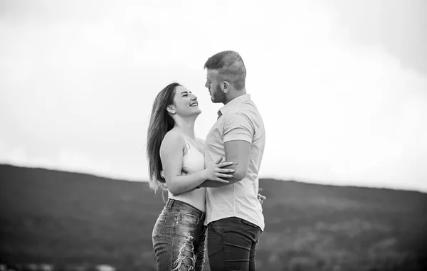 A apoiá-la. Relação gira. Homem e mulher abraçam o fundo da natureza. Juntos para sempre. História de amor. Acabei de casar. Conceito de lua de mel. Relações românticas. Amor verdadeiro. Amor familiar. Casal apaixonado — Fotografia de Stock