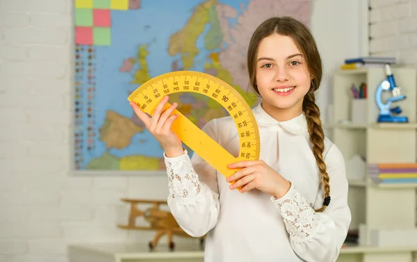 Fast i geometri. Skolflicka håller gradskiva regel. Mätinstrument. olika skolelement. brevpapper i höst skoltid. Tillbaka till skolan. utbildning på högskolan — Stockfoto