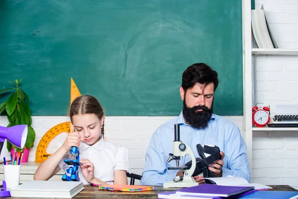 Educação. aula de biologia química. educação e conhecimento. pai e filha estudam em sala de aula. professor homem barbudo com menina pequena na sala de aula. de volta à escola. geometria matemática — Fotografia de Stock