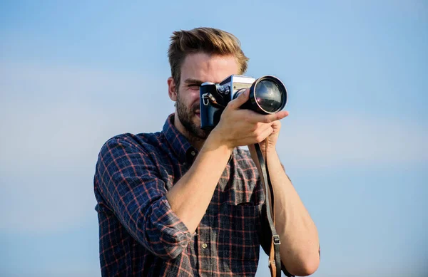 Ett nytt ögonblick fångat. Fotograf i glasögon. fånga äventyr. journalist. resa med kamera. manligt mode. Det ser trendigt ut. macho man med kamera. sexig man turistiska reporter — Stockfoto