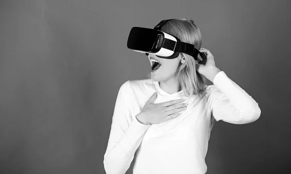 Csinos nő játszik játék virtuális valóság szemüveg. A nő a virtuális valóság szemüvegével. A nő Vr készüléket használ. Szemfüles nő. — Stock Fotó