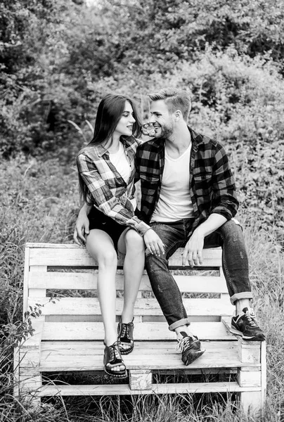 Petit ami et petite amie amoureuse. Concept d'amour et de romance. Vacances d'été. Bon week-end ensemble. Week-end en famille. Rendez-vous romantique dans le parc. Couple amoureux assis sur le banc. Les jeunes traînent ensemble — Photo