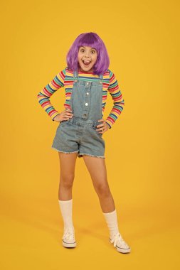 Kostüm kıyafeti. Sarı arka planda gülümseyen peruklu otakulu kız. Mutlu bir çocukluk. Anime hayranı. Cosplay çocuk partisi. Tatlı çocuk Cosplayer. Cosplay karakter konsepti. Kültür hobisi ve eğlence