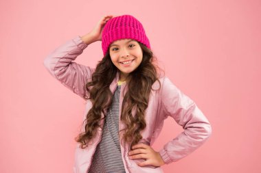 Aksesuar dükkanı. Kaygısız ve mutlu. Küçük çocuk kabarık ceket ve örgü şapka giyiyor. Kış alışverişi. Mutlu bir çocukluk. Moda bir aksesuar. Yumuşak bir stil. Kışın kalın giyin. Soğuk kışa hazırım.