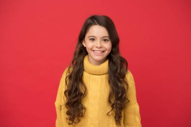 Doğal bukleler. Uzun süreli etki. Çocuk şirin, sevimli, kıvırcık saçlı. Küçük kızın uzun saçları var. Genç manken. Kıvırcık saç stili. Kuaför tavsiyesi. Uzun, sağlıklı, parlak saçları olan kız.