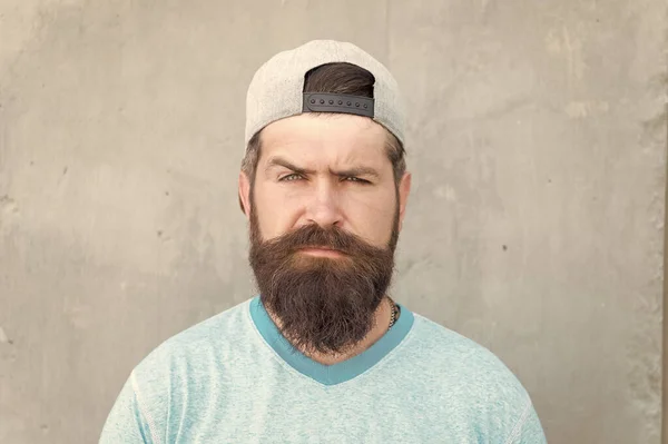 Vos cheveux ont besoin d'un coiffeur. Sérieux coiffeur sur mur gris. Homme barbu avec barbe en forme et poils de moustache avant ou après avoir visité le salon de coiffure. Barber est un homme meilleur ami — Photo