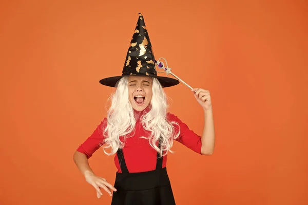 Sihirli büyü. Cadı kostümü giymiş küçük bir çocuk. Cadılar Bayramı partisi. Siyah cadı şapkalı küçük kız. Sonbahar tatili. Kutlamaya katıl. Sihirli büyü. Beyaz saçlı küçük bir cadı. Sihirli değnekli büyücü — Stok fotoğraf