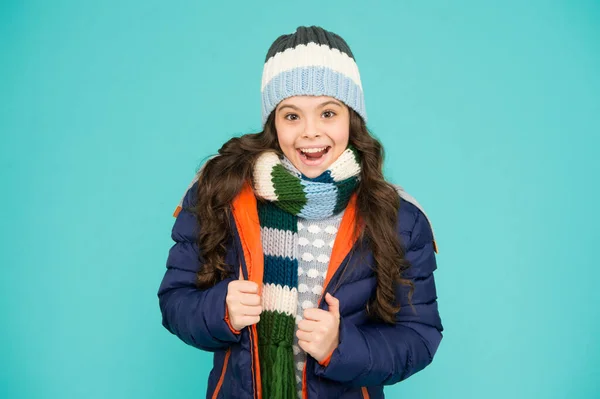 Lagrad för vintrigt väder. Glada barn med vinter utseende. Liten flicka ler i avslappnad vinter stil. Mode vinterkläder. Mode och stil. Utmärkt val för vinterväder spel — Stockfoto