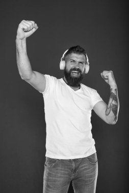 DJ kariyeri. Ses yapımcısı. Dinleme başvurusu. Yaşam tarzı müzik hayranıyım. Kablosuz kulaklık dinleyen bir adam. Hippi kulaklıklar. İlham verici bir şarkı. Müzik kütüphanesi. Sakallı adam müzikten hoşlanır.