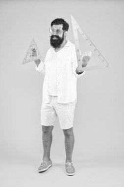 Mühendislik Fakültesi öğrencisi. Zeki bir öğrenci. Üniversite eğitimi. Üçgen sakallı inek. Özellikler araştırılıyor. Erkek matematik dersi. Ölçüm aletini kullanan öğrenci