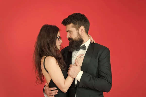 Együtt vagyunk. Szerelmes vörös hátterű pár. A szerető pár hivatalos ruhában ölelkezik. A házaspár megünnepli a házassági évfordulót. Pár érzéki nő és szakállas férfi. Valentin nap. Romantika. Szerelem — Stock Fotó
