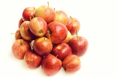 pazarda bir sürü kırmızı elma ve taze meyve arka planı var.