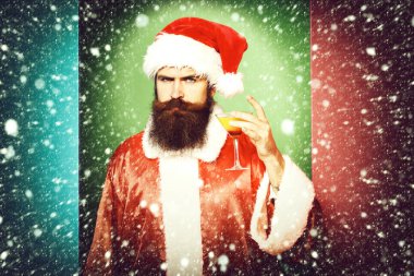 Ciddi sakallı Noel Baba adam.